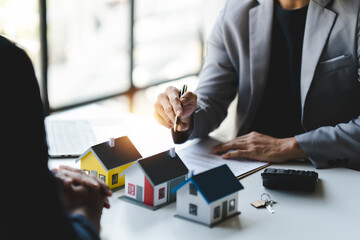 real estate agent Delivering sample homes to customers, mortgage loan contracts. Make a contract...