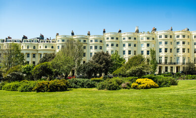 Obraz premium Noble Häuserzeile im klassizistischen Stil am Brunswick Square in Brighton and Hove, East Sussex, England