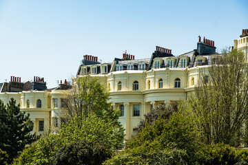Fototapeta na wymiar Noble Häuserzeile im klassizistischen Stil am Brunswick Square in Brighton and Hove, East Sussex, England