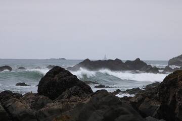 Fototapeta na wymiar waves breaking on rocks