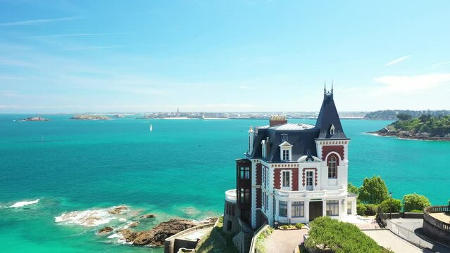 Vid&eacute;o de la villa des roches brunes a Dinard en Bretagne (bien public) et saint malo en second plan