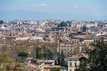 Fototapeta na wymiar panoramischer Blick vom Gianicolo Hügel auf das historische Zentrum der Ewigen Stadt im Sonnenlicht
