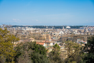 Fototapeta na wymiar panoramischer Blick vom Gianicolo Hügel auf das historische Zentrum der Ewigen Stadt im Sonnenlicht