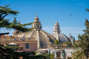 Rom, Italien, März 2023 Blick von der Viale delle Trinita dei Monti auf Dachterrassen und einige...