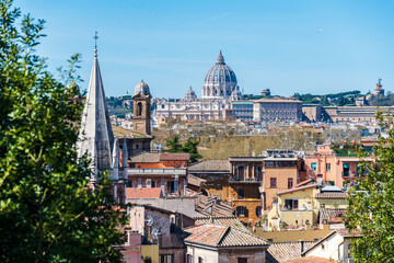 Rom, Italien, März 2023 Blick über die Stadt zum Vatikan mit Petersdom und deren Kuppel