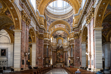 Fototapeta na wymiar Rom, Italien, März 2023 Innenaufnahme der Kirche Santi Ambrogio e Carlo in der Via del Corso