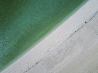 Biała piaszczysta plaża i turkusowa woda w morzu - Zachodnie wybrzeże Australii w pobliżu Monkey Mia - 603770493
