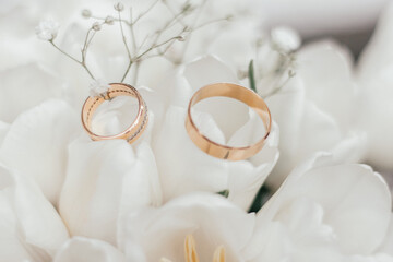 Obraz na płótnie Canvas wedding rings on a bouquet
