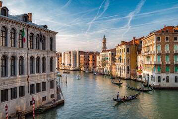 Fototapeta na wymiar Le Grand Canal à Venise depuis le pont du Rialto