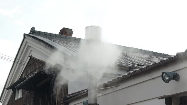 煙突から煙が出る動画素材
