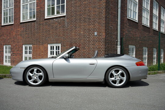 Porsche 911 Cabriolet der Baureihe 996 in Silber Metallic mit Leichtmetallfelge der Neunzigerjahre am 14.05.2023 beim Oldtimertreffen im Lenkwerk in Bielefeld im Teutoburger Wald in Ostwestfalen-Lippe