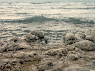 Paesaggio marino con rocce sulla battigia