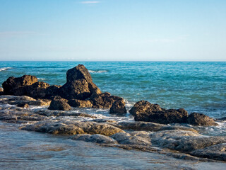 Fototapeta na wymiar Spiaggia rocciosa di Ralmonte sulla costa del Mar Mediterraneo