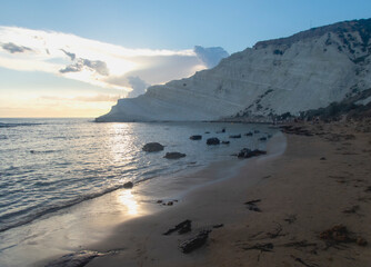 Tramonto sul mare con la scogliera bianca della Scala dei Turchi