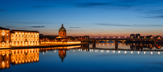 Obraz premium French city Toulouse and Garonne river night view. France, Europe