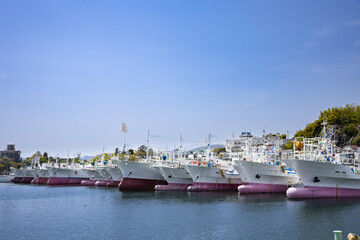 宮城気仙沼魚港大型漁船係留風景