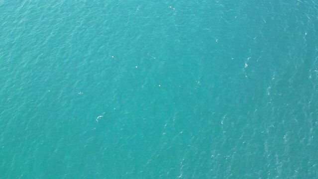 Paseo a&eacute;reo en el mar de Puerto Escondido color turquesa. Se puede apreciar la textura y el movimiento del oc&eacute;ano.