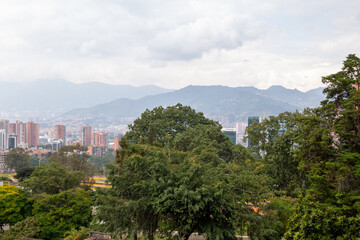 Fototapeta na wymiar views of medellin, colombia, from where you can see trees and mountains with the city in the background