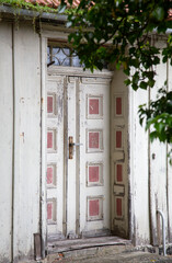 Fototapeta na wymiar Alte verwitterte Holztür in einem verlassenen Haus