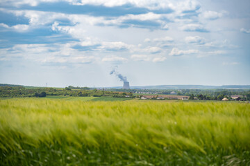 Centrale nucléaire au loin dans la campagne