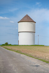 Obraz premium Chateau d'eau, ancien moulin à la campagne