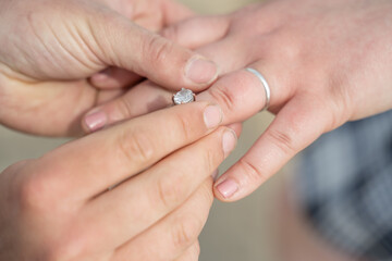passage d'une bague avec un dimant solitaire au doigt, mariage
