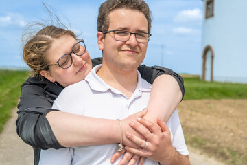 couple en extérieur avec calin