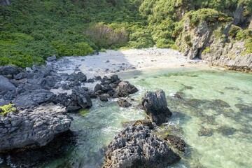 沖縄県国頭郡国頭村辺戸の辺戸岬、宇佐浜の海をドローンで空撮した風景...