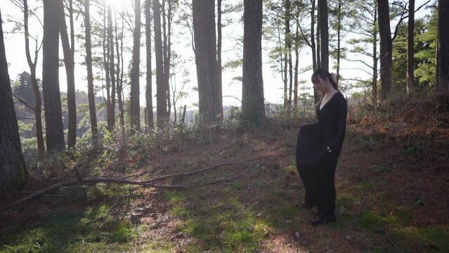 黒いドレスを着た日本人女性が森林の中を歩いている風景 4K60fps Japanese woman in black dress walking through forest 4K60fps 