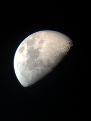 天体望遠鏡にのぞけば月が見える