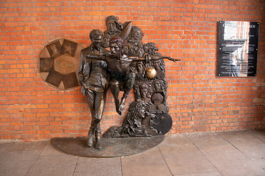 Bronze sculpture by Andrew Sinclai of David Bowie