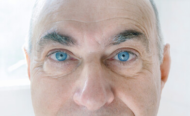 Portrait of a man with blue eyes - 603868022