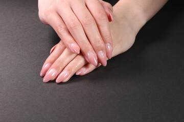ネイルをした女性の手