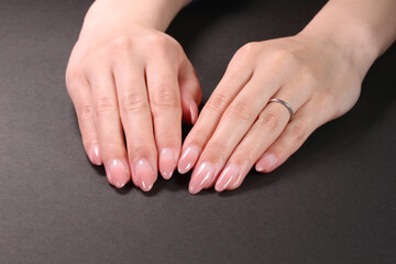 ネイルをした女性の手