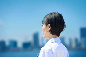 白衣の女性の後ろ姿