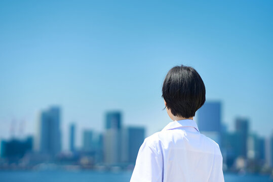 白衣の女性の後ろ姿