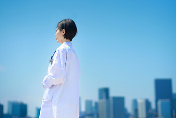 白衣の女性の後ろ姿