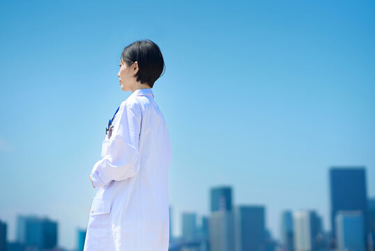 白衣の女性の後ろ姿