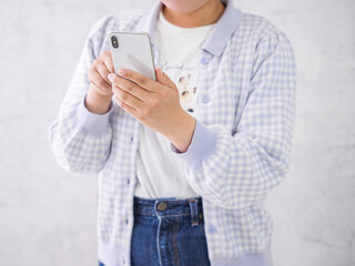 スマホをさわる女性