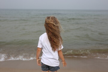 Fototapeta premium Dziecko Plaża dziewczynka Morze bałtyckie wakacje Włosy