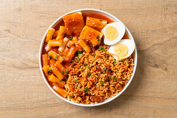 Fototapeta na wymiar Korean instant noodles with Korean rice cake and fish cake and boiled egg