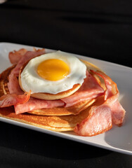 Hot cakes con huevo frito.