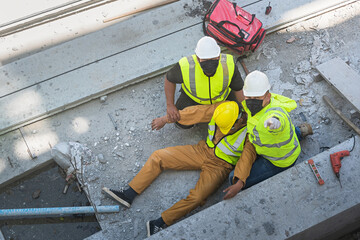 A construction worker had an accident at work, fell from a height, seriously injured. First aid to...
