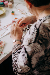 Starsza osoba robiąca na drutach - obrazy, fototapety, plakaty