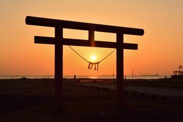 夕日と鳥居