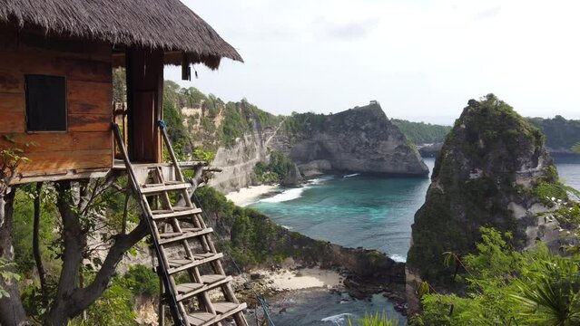 Rumah Pohon Treehouse on top of  steep Mountain edge overlooking Diamond Beach, Nusa Penida.
Popular Tourist attraction and Instagram Photo spot for its Tropical surreal view, Bali Island - Indonesia