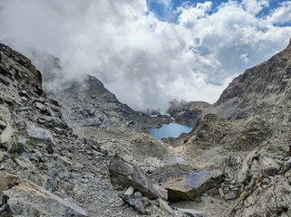 nubi, lago, rocce, alta quota