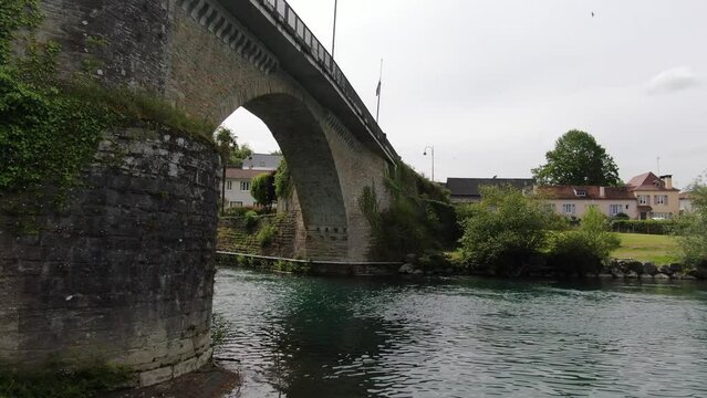 Vue du pont Qur de Mousserrolles, &agrave; Navarrenx en France