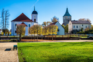 Lustgarten vor Schlosskirche und Stadtpfarrkirche St. Marien Altlandsberg, Brandenburg, Deutschland