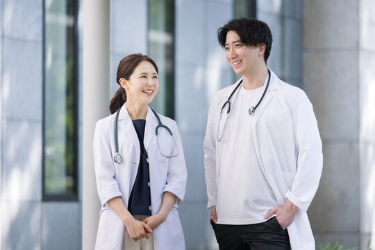 Recruitment and career change. Images of young men and women residents, doctors, and researchers with fresh gazes who strike up a conversation.
